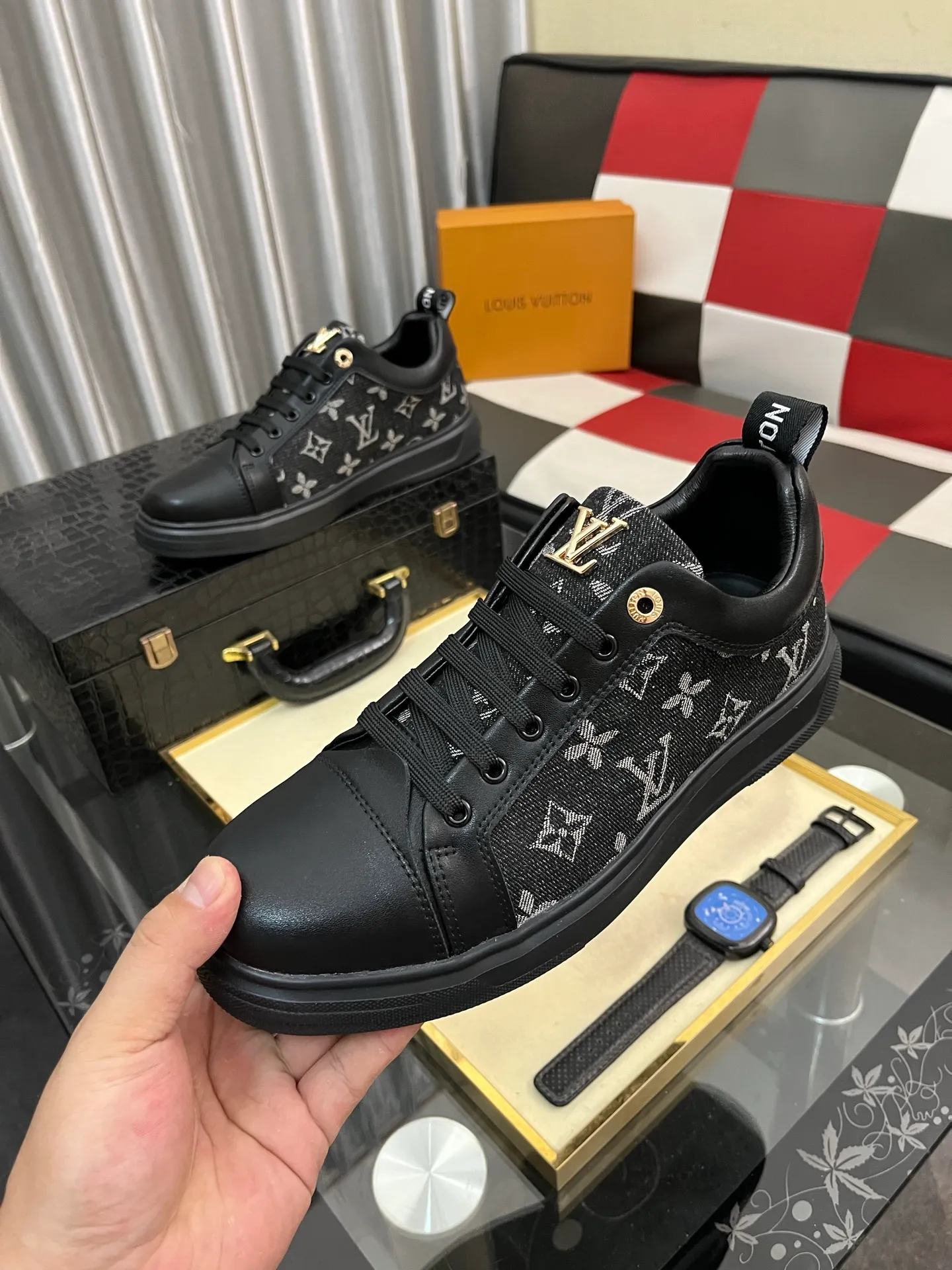Men's shoes 💰400⌚️⌚️《Louis vuitton/LV Louis Vuitton》original quality.~ Unique modern style sneakers. 🏃A must-have casual shoe for trendy men😍😍 Original brand imported from Italy, imported original leather, cowhide lining (refuses to discolor and grind feet) sole: original sole provided by the original factory, French lazy style design ⚠️Fit to the feet, original quality, super comfortable original sole. Code number: 38-443️⃣Colors available